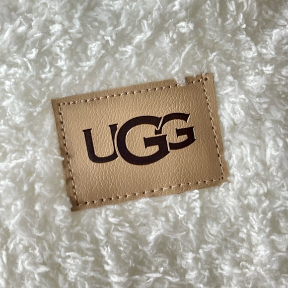 UGG Eugenia Throw Blanket in Snow Ivory Plush 50x70” - Picture 3 of 6